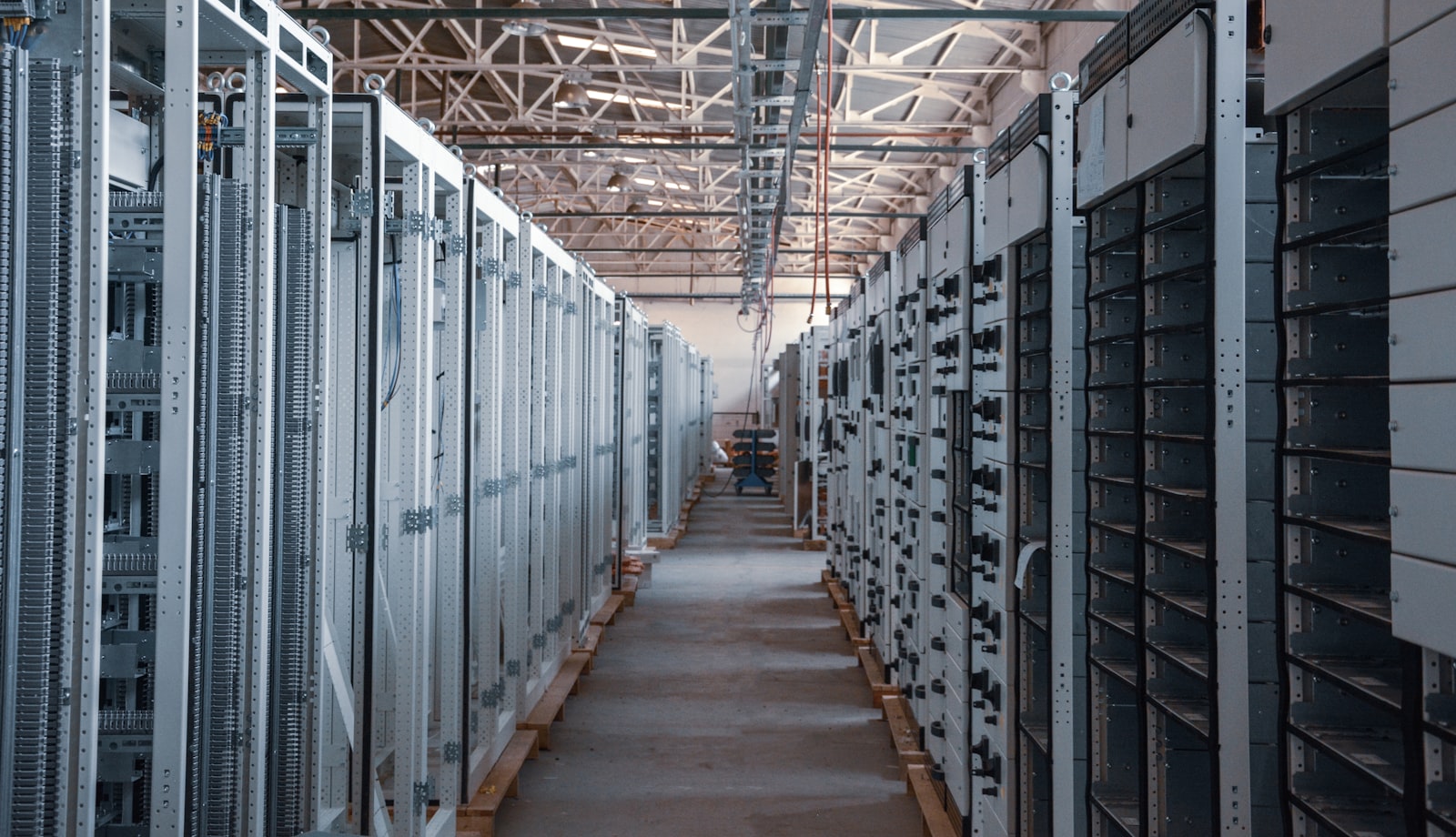 Data centre hall with server aisles